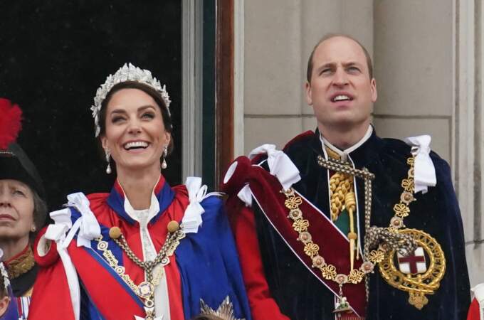 Le prince William et son épouse Kate Middleton fascinés par le défilé aérien de la Royal Air Force depuis le balcon de Buckingham Palace, le 6 mai 2023