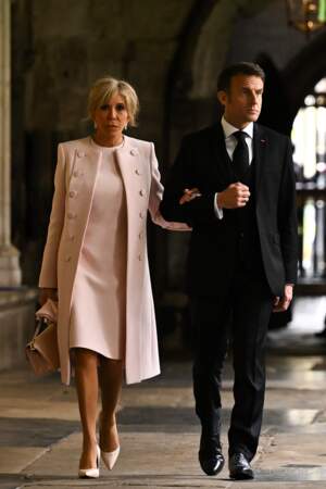 Le président le la République française Emmanuel Macron et sa femme Brigitte arrivent  à la cérémonie de couronnement du roi d'Angleterre à l'abbaye de Westminster de Londres