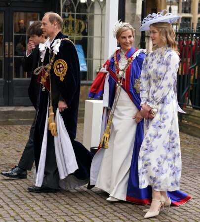 Le prince Edward, duc d'Edimbourg, Sophie, duchesse d'Edimbourg, James Mountbatten-Windsor, Comte de Wessex et Lady Louise Windsor arrivent à la cérémonie de couronnement du roi d'Angleterre à l'abbaye de Westminster de Londres
