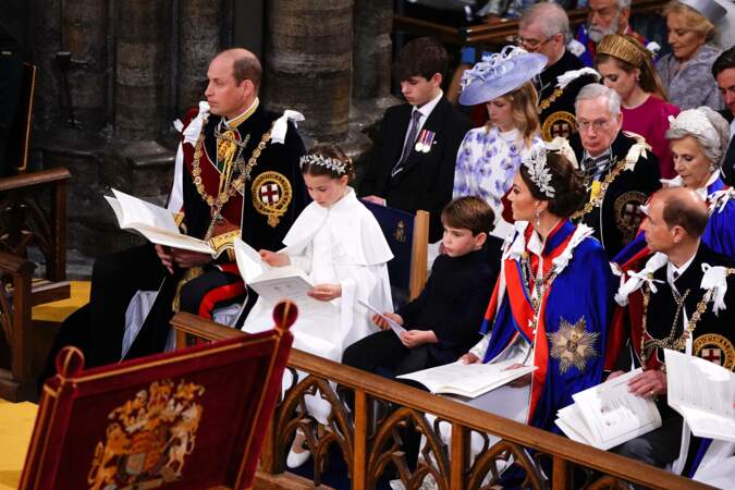 Le prince Louis, entouré de ses parents et de sa soeur, au couronnement de Charles III, en l'abbaye de Westminster, à Londres, le samedi 6 mai 2023.