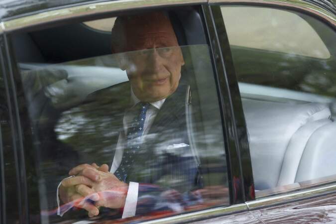 Le roi Charles III dans sa voiture, à son arrivée pour la cérémonie de son couronnement, à l'abbaye de Westminster de Londres, le 6 mai 2023.