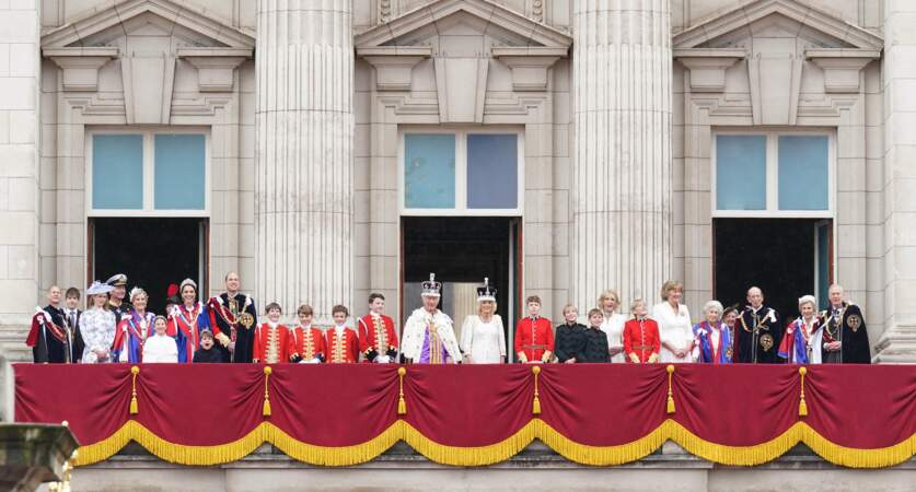 Le roi Charles III et la reine consort Camilla Parker Bowles entourés d'un cercle restreint des membres de la famille royale sur le balcon, le 6 mai 2023