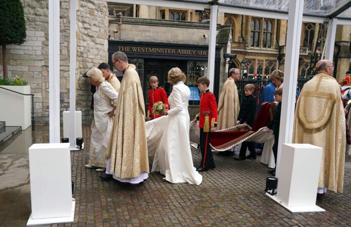 La reine Camilla arrive à l'abbaye de Westminster, pour la cérémonie de couronnement du roi Charles III, à Londres, le samedi 6 mai 2023.