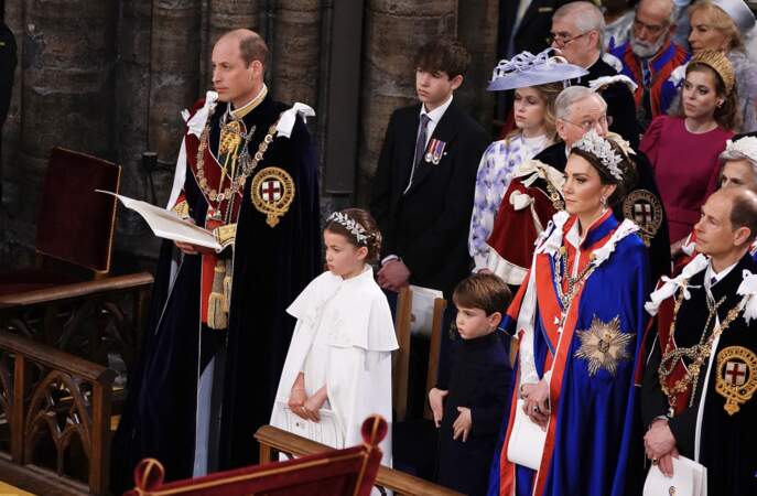 Du haut de ses cinq ans, le prince Louis a tout de même trouvé le temps long lors du couronnement de Charles III, en l'abbaye de Westminster, à Londres, le samedi 6 mai 2023.
