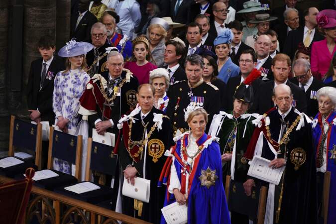 Le prince Andrew, la princesse Beatrice, Peter Phillips, Edoardo Mapelli Mozzi, Zara Tindall, la princesse Eugenie, Jack Brooksbank, Mike Tindall et le prince Harry, lors de la cérémonie de couronnement de Charles III, à l'abbaye de Westminster, à Londres, le samedi 6 mai 2023.