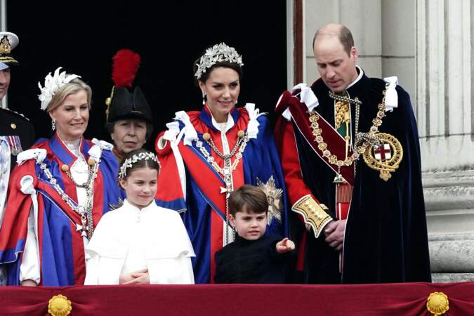 Le prince William et Kate Middleton, aux côtés de leurs enfants Louis et Charlottes, assistent à la parade militaire aérienne depuis le balcon de Buckingham Palace, le 6 mai 2023