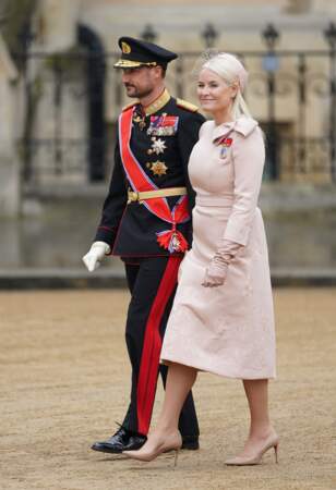 Le prince Haakon de Norvège et la princesse Mette-Marit de Norvège  arrivent à la cérémonie de couronnement du roi d'Angleterre à l'abbaye de Westminster de Londres