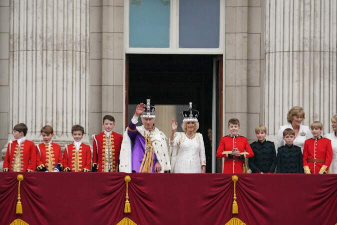 Le roi Charles III et son épouse la reine consort Camilla Parker Bowles saluent la foule depuis le balcon de Buckingham Palace