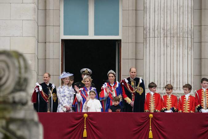 Kate Middleton, le prince William, le duc et la duchesse d'Edimbourg et leurs enfants assistent à la parade aérienne depuis le balcon de Buckingham Palace, le 6 mai 2023