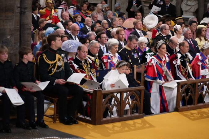 Le prince Louis et la princesse Charlotte affichent leur complicité au couronnement de Charles III, en l'abbaye de Westminster, à Londres, le samedi 6 mai 2023.
