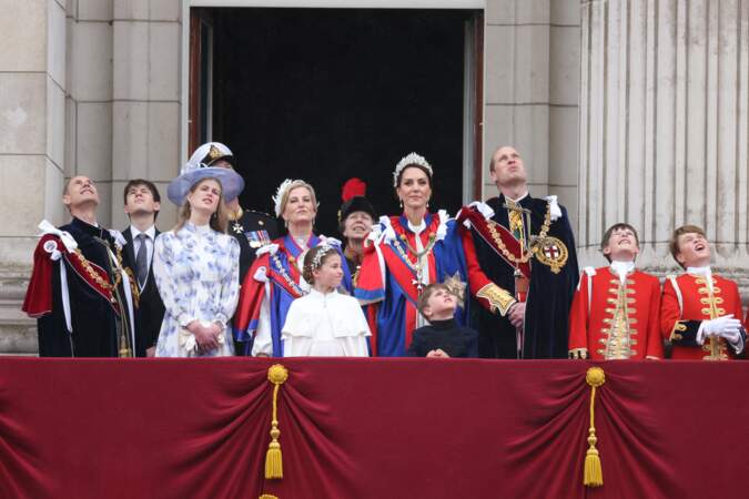 Cachée derrière la princesse Kate Middleton et Sophie duchesse d'Édimbourg, la princesse Anne suit le défilé aérien de la Royal Air Force depuis le balcon de Buckingham Palace, le 6 mai 2023