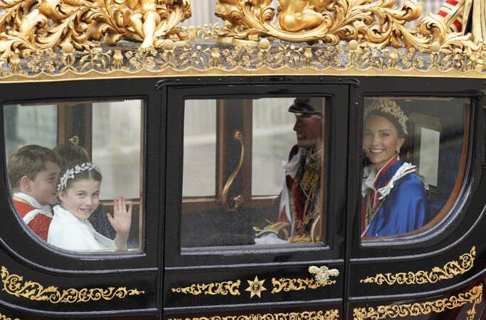 Le prince William, Kate Middleton, le prince George et la princesse Charlotte, à leur sortie de la cérémonie de couronnement du roi d'Angleterre, à l'abbaye de Westminster, à Londres, le samedi 6 mai 2023.