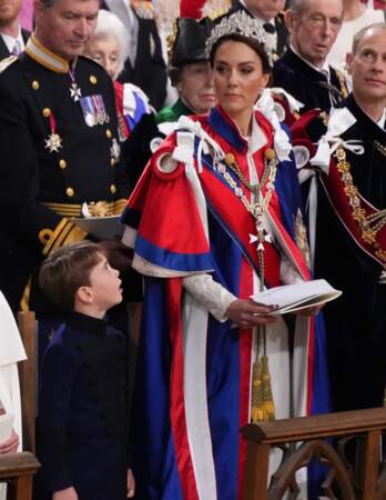 Le prince Louis regarde curieusement sa mère, lors du couronnement de Charles III, en l'abbaye de Westminster, à Londres, le samedi 6 mai 2023.