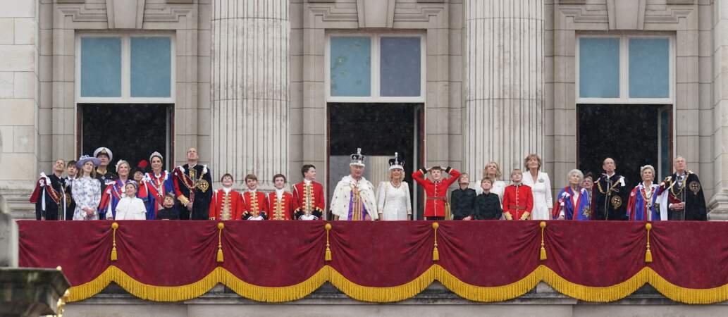 La famille royale britannique admire e défilé aérien de la Royal Air Force, ultime étape de cette journée historique pour la couronne britannique, le 6 mai 2023