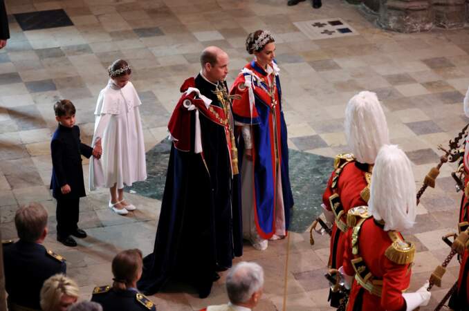 Le prince Louis et la princesse Charlotte pénètrent en l'abbaye de Westminster, pour le couronnement de Charles III, à Londres, le samedi 6 mai 2023.  