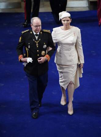 Prince Albert et Charlene arrivent  à la cérémonie de couronnement du roi d'Angleterre à l'abbaye de Westminster de Londres