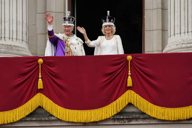 Après un rappel de la foule britannique, le roi Charles III et la reine consort Camilla Parker Bowles font une dernière apparition sur le balcon de Buckingham Palace, le 6 mai 2023