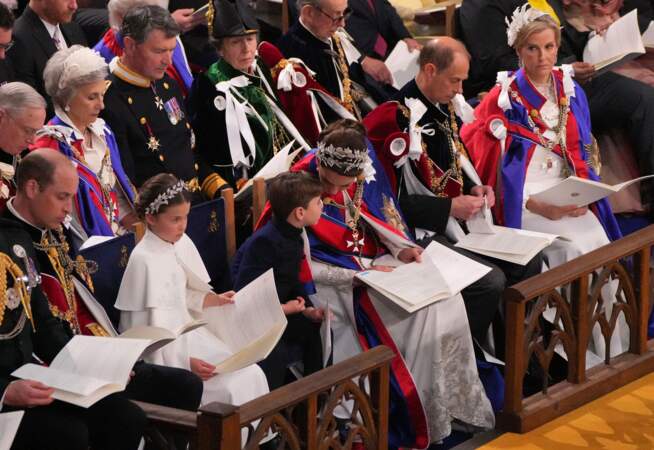 Le prince Louis n'a pas toujours été très concentré, lors du couronnement de Charles III, en l'abbaye de Westminster, à Londres, le samedi 6 mai 2023.