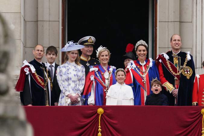 La princesse Kate Middleton et son époux le prince William et leurs trois enfants Charlotte, George et Louis sur le balcon de Buckingham Palace, le 6 mai 2023