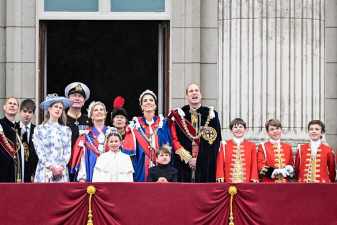 Le prince et la princesse de Galles, le duc et la duchesse d'Édimbourg et leurs enfants regardent avec émerveillement le défilé de la troupe aérienne britannique, le 6 mai 2023