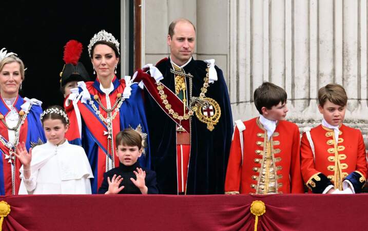Le prince Louis n'a pas manqué de saluer la foule à sa façon, au balcon de Buckingham Palace, après le couronnement, après le couronnement de Charles III, à Londres, le samedi 6 mai 2023.