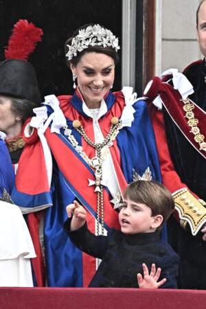 Le prince Louis et sa mère Kate Middleton complices sur le balcon de Buckingham Palace après le couronnement, le 6 mai 2023