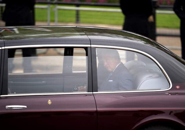 Le roi Charles III et la reine Camilla arrivent en voiture, au palais de Buckingham à Londres, avant leur cérémonie de couronnement, le 6 mai 2023.
