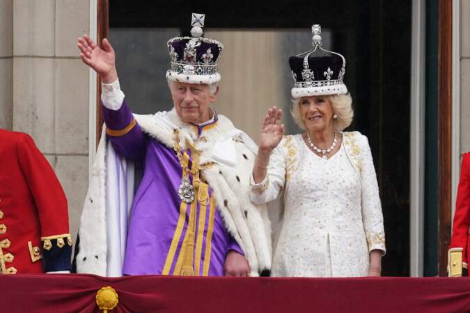 Souriants et complices, le roi Charles III et la reine consort Camilla Parker Bowles font leur première apparition officielle sur le balcon de Buckingham Palace, le 6 mai 2023