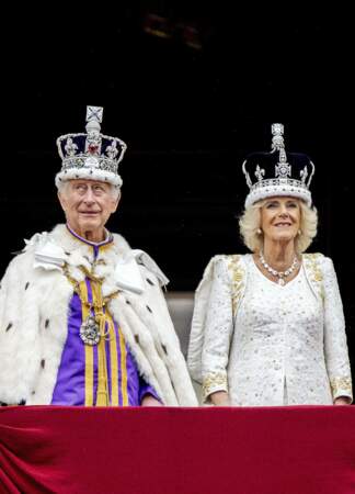 Le roi Charles III et la reine consort Camilla Parker Bowles suivent avec attention la parade aérienne depuis le balcon de Buckingham Palace, le 6 mai 2023