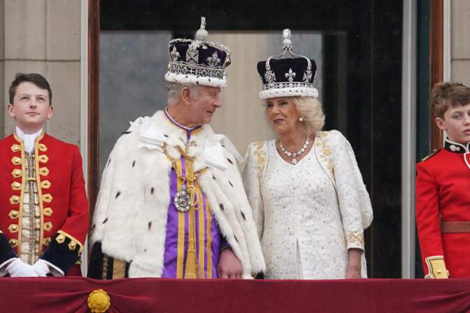 Le roi CharlesIII et la reine consort Camilla Parker Bowles s'échangent de tendres regards sur le balcon de Buckingham Palace, le 6 mai 2023