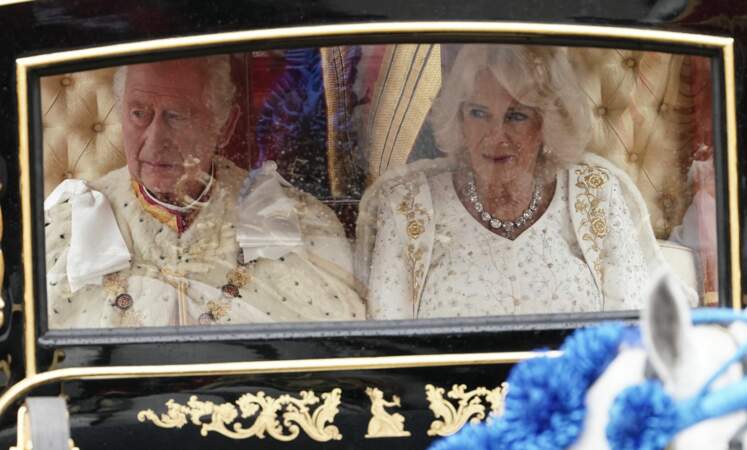 Le roi Charles III d'Angleterre et Camilla, reine consort d'Angleterre,  en carrosse, le jour de leur couronnement, le 6 mai 2023.