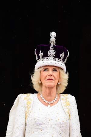 La reine consort Camilla Parker Bowles rivalise d'élégance dans une fabuleuse robe longue ivoire ornée de fils d’or et d’argent antique, le 6 mai 2023