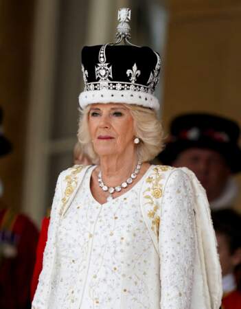 La reine consort Camilla Parker Bowles coiffée d'une couronne sertie de diamants, le 6 mai 2023