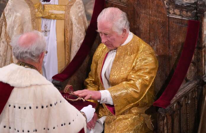 Le roi Charles III est apparu ému lors de la cérémonie de son couronnement, à l'abbaye de Westminster, à Londres, le samedi 6 mai 2023.