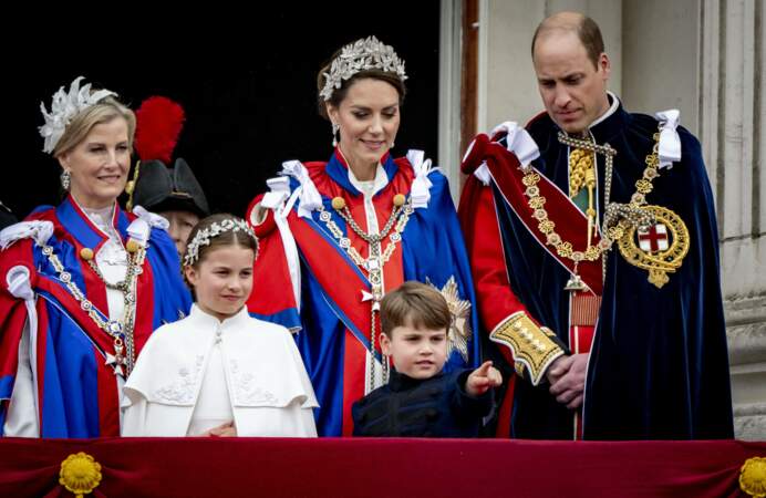 La famille royale britannique salue la foule sur le balcon du palais de Buckingham lors de la cérémonie de couronnement du roi d'Angleterre à Londres