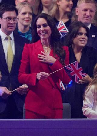 En tailleur rouge Alexander McQueen, Kate Middleton porte une couleur du drapeau britannique au concert organisé en marge du couronnement du roi Charles III. Le 7 mai 2023 