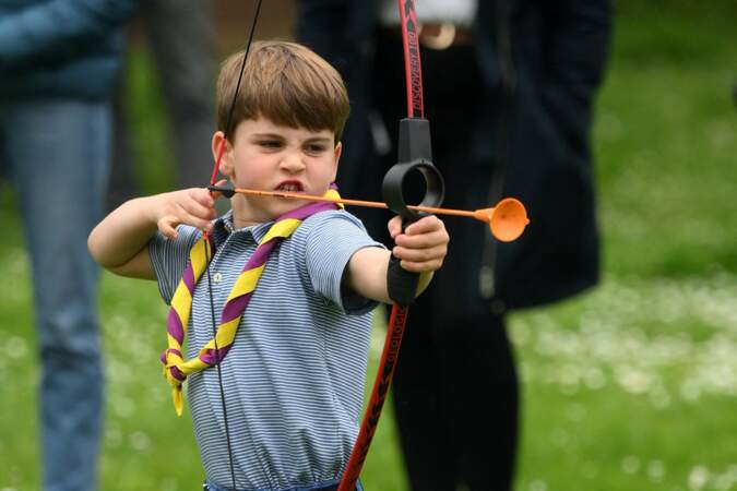 Le prince Louis s'essayant aussi au tir à l'arc alors qu'il prenait part à la rénovation d'un camp scout à Slough dans le Berkshire pour le Big Help Out.