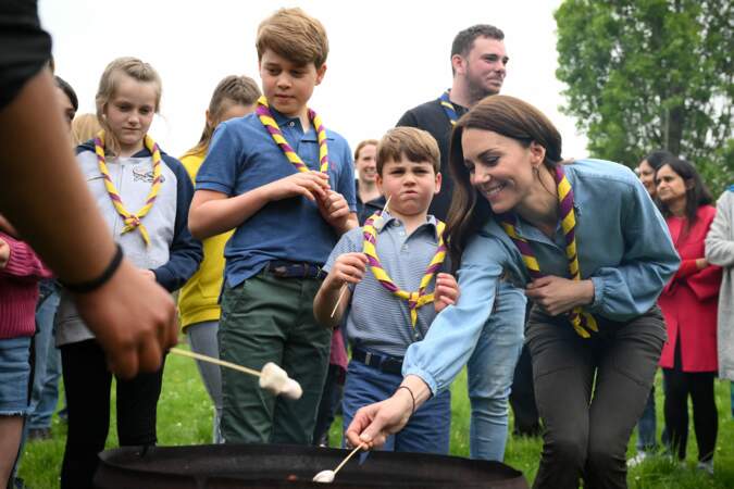 Le prince George, le prince Louis et Kate Middleton heureux en faisant cuire des marshmallows après avoir pris part aux rénovations d'un camp scout dans le Berkshire pour le Big Help Out.