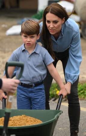 Kate Middleton à la rescousse du prince Louis dans le cadre d'un projet de rénovation du camp scout à Slough pour le Big Help Out.
