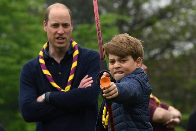 Déterminés, le prince William et le prince Georges se sont essayés au tir à l'arc dans le cadre du Big Help Out.