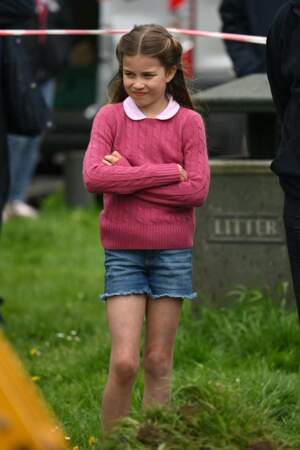 La princesse Charlotte se joignant aux autres volontaires au camp scout à Slough pour le Big Help Out.