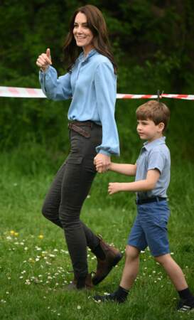 Kate Middleton et le prince Louis complices à Slough dans le Berkshire pour rénover un camp scout dans le cadre du Big Help Out.