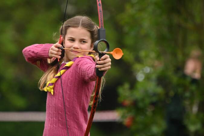 La princesse Charlotte concentrée sur le tir à l'arc alors qu'elle prenait part à la rénovation d'un camp scout à Slough dans le Berkshire pour le Big Help Out.