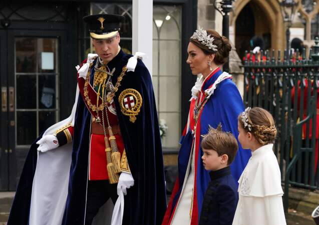 Pour la première fois, lors du couronnement du roi Charles III et de la reine Camilla Parker Bowles, Charlotte de Galles réalise le chignon favori de sa mère : le chignon tressé. Le 6 mai 2023