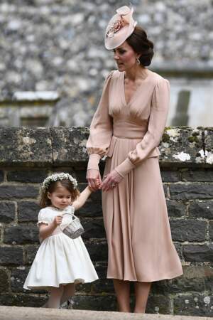 La princesse Charlotte en robe blanche et ceinture rose pastel assortie à la robe de sa mère, le 20 mai 2017