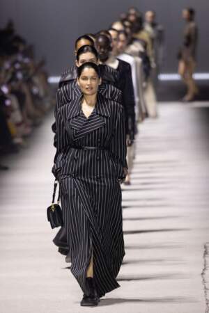 Laetitia Casta défile en costume rayé porté à même la peau pour la marque Tod's lors de la Fashion Week de Milan, le 24 février 2023.