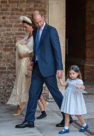 La princesse Charlotte en robe fleurie, blanche et bleue, au baptême du prince Louis à Londres, le 9 juillet 2018