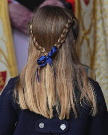 La princesse Charlotte rassemble ses deux tresses à l'aide d'un ruban bleu lors du service d'action de grâce en hommage au prince Philip en 2021