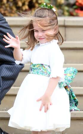 La princesse Charlotte en robe blanche et ruban à la taille au mariage de la princesse Eugenie d'York et Jack Brooksbank à Londres, le 12 octobre 2018