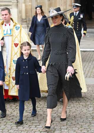 Kate Middleton et la princesse Charlotte sont toutes les deux vêtues de noir pour rendre hommage au défunt prince Philip, à Londres en mars 2022